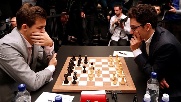 Magnus Carlsen (vlevo) a Fabiano Caruana bojuj o titul achovho mistra svta.