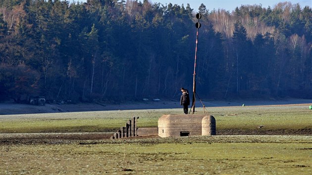 Extrmn nzk stav vody na pehrad Hracholusky odhalil na Vranov bvalou silnici nebo zbytky s. obrannho opevnn. (21. 11. 2018)