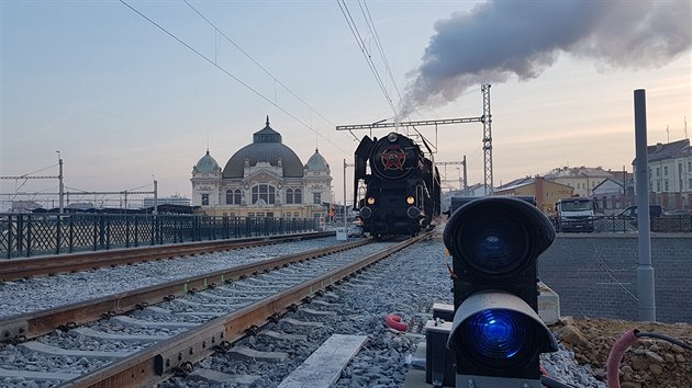 lechtina otestovala nov jin most u hlavnho vlakovho ndra v Plzni. Ztovm testem proel. (29. 11. 2018)