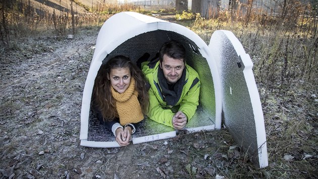 Pavla Kleková a Manu Chilaud dokazují, e do bezdomoveckého iglú se vejdou i...