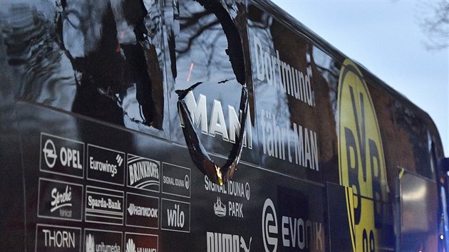 Pokozen autobusu fotbalovho klubu Borussia Dortmund po toku mue, kter chtl vydlat na pdu akci. (11. dubna 2017)
