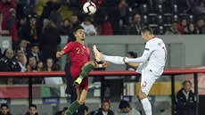 Portugalec Andre Silva bojuje o míč s Polákem Grzegorzem Krychowiakem v utkání... Portugalec Andre Silva bojuje o míč s Polákem Grzegorzem Krychowiakem v utkání...