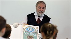 Kronikář Jindřich Turek seznamuje děti s historií města na přednášce Tajemství... Kronikář Jindřich Turek seznamuje děti s historií města na přednášce Tajemství...