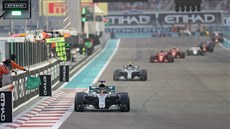 Lewis Hamilton z Mercedesu bhem Velké ceny Abú Zabí.