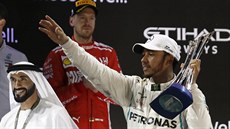 Lewis Hamilton z Mercedesu oslavuje své vítzství ve Velké cen Abú Zabí.