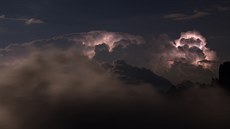 Elektrizující bouřka. Záběr z časosběrného dokumentu Šílenství v Dolomitech Elektrizující bouřka. Záběr z časosběrného dokumentu Šílenství v Dolomitech