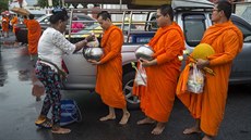 Vnování jídla mnichm je v Thajsku povaováno za píslib tstí.