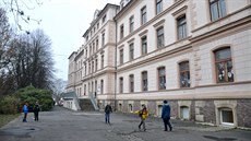 Stěhování se dotkne ve škole v ulici 5. května 24 tříd. Týká se obou budov. Stěhování se dotkne ve škole v ulici 5. května 24 tříd. Týká se obou budov.