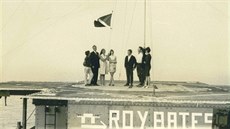 Rodina Batesových při vyhlašování nezávislosti 2. září 1967. Rodina Batesových při vyhlašování nezávislosti 2. září 1967.