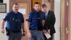 Podle obžaloby osmnáctiletý Lukáš Adam pobodal svoji matku, která útok... Podle obžaloby osmnáctiletý Lukáš Adam pobodal svoji matku, která útok...