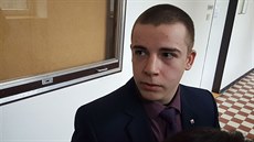 Devatenáctiletý obžalovaný Martin Uvíra před zahájením soudního líčení. (23.... Devatenáctiletý obžalovaný Martin Uvíra před zahájením soudního líčení. (23....