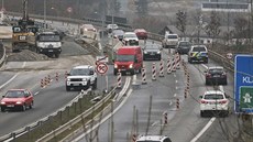 Na dálničním přivaděči za plzeňskou věznicí silničáři opravují propady vozovky... Na dálničním přivaděči za plzeňskou věznicí silničáři opravují propady vozovky...