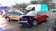 Na brněnské křižovatce ulic Bělohorská a Jedovnická se srazilo sedm aut.... Na brněnské křižovatce ulic Bělohorská a Jedovnická se srazilo sedm aut....