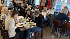 Kavárna je najednou plná lidí, v čase oběda si lidé bez rezervace neměli šanci... Kavárna je najednou plná lidí, v čase oběda si lidé bez rezervace neměli šanci...