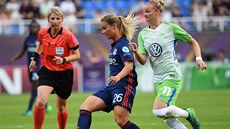 Česká sudí Jana Adámková (vlevo) při finále Ligy mistryň mezi Lyonem a... Česká sudí Jana Adámková (vlevo) při finále Ligy mistryň mezi Lyonem a...