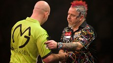Skotský šipkař Peter Wright (vpravo) gratuluje po zápase svému nizozemskému... Skotský šipkař Peter Wright (vpravo) gratuluje po zápase svému nizozemskému...