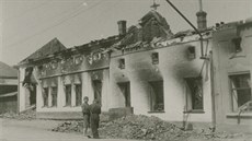 Horní hostinec v Hradčanech na Prostějovsku poničený boji v závěru druhé... Horní hostinec v Hradčanech na Prostějovsku poničený boji v závěru druhé...