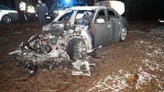 Řidič od tragické nehody ujel, auto z nehody poté hořelo Řidič od tragické nehody ujel, auto z nehody poté hořelo
