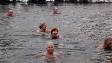 Zima letos už dopřála otužilcům sníh, který jejich radovánkám teprve dodává tu... Zima letos už dopřála otužilcům sníh, který jejich radovánkám teprve dodává tu...