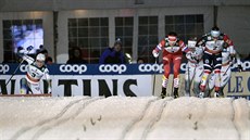 Stina Nilssonová (vlevo) padá ve finále sprintu v Ruce, její soupeky uhánjí...