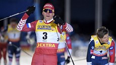 Alexandr Bolunov slaví triumf ve sprintu ve finském stedisku Ruka.