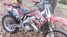 Terénní motorka značky Honda od osudného odpoledne není k nalezení. Terénní motorka značky Honda od osudného odpoledne není k nalezení.