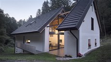 Odříznutím zdi se podařilo do stavby dostat světlo a vytvořit patio chráněné... Odříznutím zdi se podařilo do stavby dostat světlo a vytvořit patio chráněné...