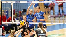 Michaela Zatloukalová (č. 16) a Eva Rutarová (č. 4), na straně Ostravy Karin... Michaela Zatloukalová (č. 16) a Eva Rutarová (č. 4), na straně Ostravy Karin...
