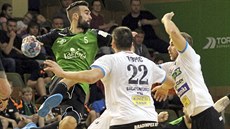 Karvinský Marek Monczka střílí na branku maďarského celku Balatonfüredi. Karvinský Marek Monczka střílí na branku maďarského celku Balatonfüredi.