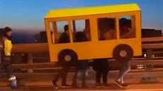 Chodci si udělali papírový autobus aby se dostali přes most Chodci si udělali papírový autobus aby se dostali přes most