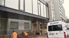 Pohled na jeden ze vstupů do budovy D olomoucké fakultní nemocnice před... Pohled na jeden ze vstupů do budovy D olomoucké fakultní nemocnice před...