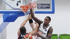 Nymburský pivot Alex Davis (vpravo) zastavuje Augustina Rubita z Bambergu. Nymburský pivot Alex Davis (vpravo) zastavuje Augustina Rubita z Bambergu.