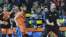Ústecký manažer Tomáš Hrubý slaví s lavičkou během zápasu s Děčínem. Ústecký manažer Tomáš Hrubý slaví s lavičkou během zápasu s Děčínem.