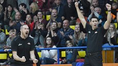 Ústecký manažer Tomáš Hrubý (vlevo v černém) a kouč Antonín Pištěcký slaví s... Ústecký manažer Tomáš Hrubý (vlevo v černém) a kouč Antonín Pištěcký slaví s...