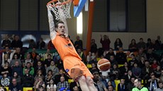 Ústecký pivot Ladislav Pecka smečuje do děčínského koše, bezmocně přihlíží Lamb... Ústecký pivot Ladislav Pecka smečuje do děčínského koše, bezmocně přihlíží Lamb...