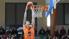 Ústecký pivot Ladislav Pecka smečuje do děčínského koše. Ústecký pivot Ladislav Pecka smečuje do děčínského koše.