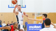 Peter Sedmák (v bílém) z Hradce Králové přihrává pod koš, brání ho Reggie Keely... Peter Sedmák (v bílém) z Hradce Králové přihrává pod koš, brání ho Reggie Keely...