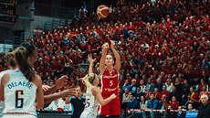 eská basketbalistka Romana Hejdová (v erveném) pálí v závru zápasu s Belgií...