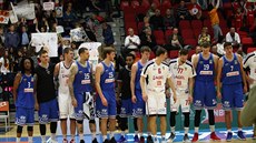 Basketbalisté Nymburka (v bílém) a USK Praha se fotí ped rekordn mladou...