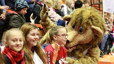 Na zápas basketbalistů Nymburka a USK Praha zavítaly děti z několika škol.... Na zápas basketbalistů Nymburka a USK Praha zavítaly děti z několika škol....