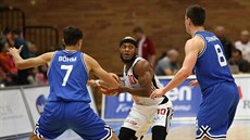 David Böhm (vlevo) a Ondřej Sehnal z USK Praha brání Eugena Lawrence z Nymburka. David Böhm (vlevo) a Ondřej Sehnal z USK Praha brání Eugena Lawrence z Nymburka.