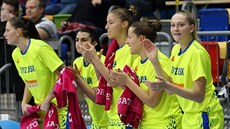 Basketbalistky USK Praha se na lavičce radují z povedené akce v podání... Basketbalistky USK Praha se na lavičce radují z povedené akce v podání...