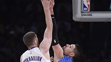 Nikola Vuevi (vpravo) z Orlanda zastavuje Sviho  Mychajljuka z LA Lakers.