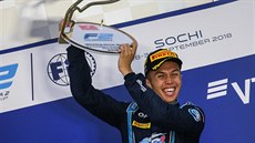Alexander Albon slaví úspěch ve formuli 2. Alexander Albon slaví úspěch ve formuli 2.