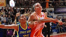 Maria Vadějevová (vpravo) z Jekatěrinburgu se přetlačuje s Alyssou Thomasovou z... Maria Vadějevová (vpravo) z Jekatěrinburgu se přetlačuje s Alyssou Thomasovou z...