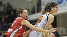 Tereza Krakovičová (vlevo) z Nymburka brání Nevenu Markovičovou z Ružomberku. Tereza Krakovičová (vlevo) z Nymburka brání Nevenu Markovičovou z Ružomberku.