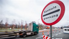 V Náchodě na hraničním přechodu do Polska kontrolují řidiče (23. 11. 2018). V Náchodě na hraničním přechodu do Polska kontrolují řidiče (23. 11. 2018).