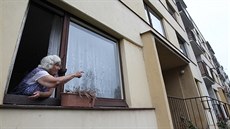 Obyvatelům děčínského paneláku se nelíbí opatření nového vlastníka domu. Obyvatelům děčínského paneláku se nelíbí opatření nového vlastníka domu.