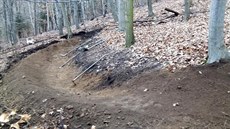 Bikeři si u Telnice vybudovali sjezdové trasy s klopenými zatáčkami či skokánky... Bikeři si u Telnice vybudovali sjezdové trasy s klopenými zatáčkami či skokánky...