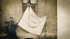 Příslušník 8. čsl. střeleckého pluku s praporem, který jednotce věnovali Češi z... Příslušník 8. čsl. střeleckého pluku s praporem, který jednotce věnovali Češi z...